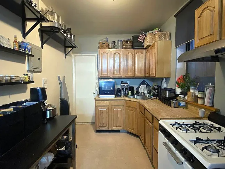 93 Allen St #2 — Photo 4