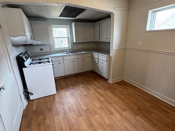 4th image of 1309 Eckart St