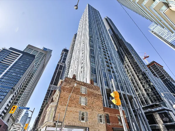 1 Yorkville Ave #3208, Toronto, ON M4W