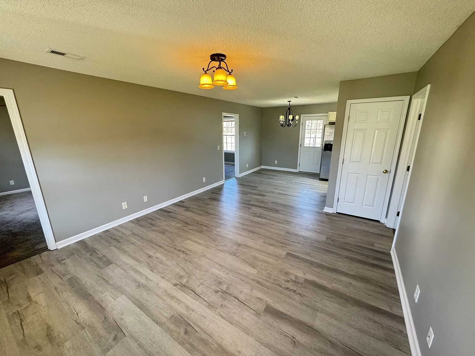 3 bed, 2.0 bath, 1014 sqft, $1,650 — Photo 2