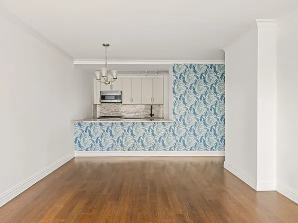 625 Main Street image 3 of 13