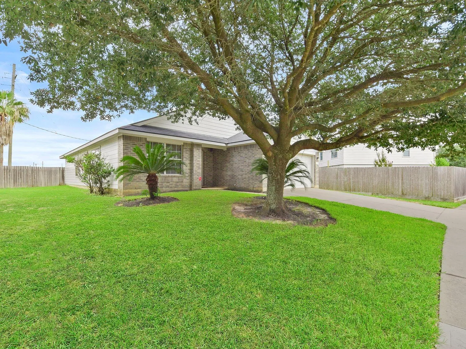 3 bed, 2.0 bath, 1646 sqft, $1,900 — Photo 3