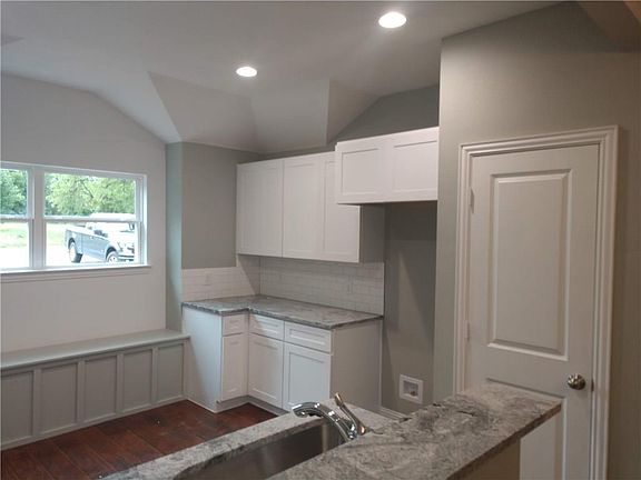 3rd image of 616 E Powell Ave
