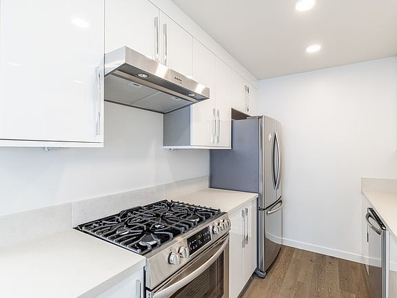 4th image of 1026 6th St APT A