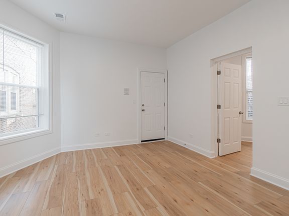 5th image of 2333 W Superior St APT 3R