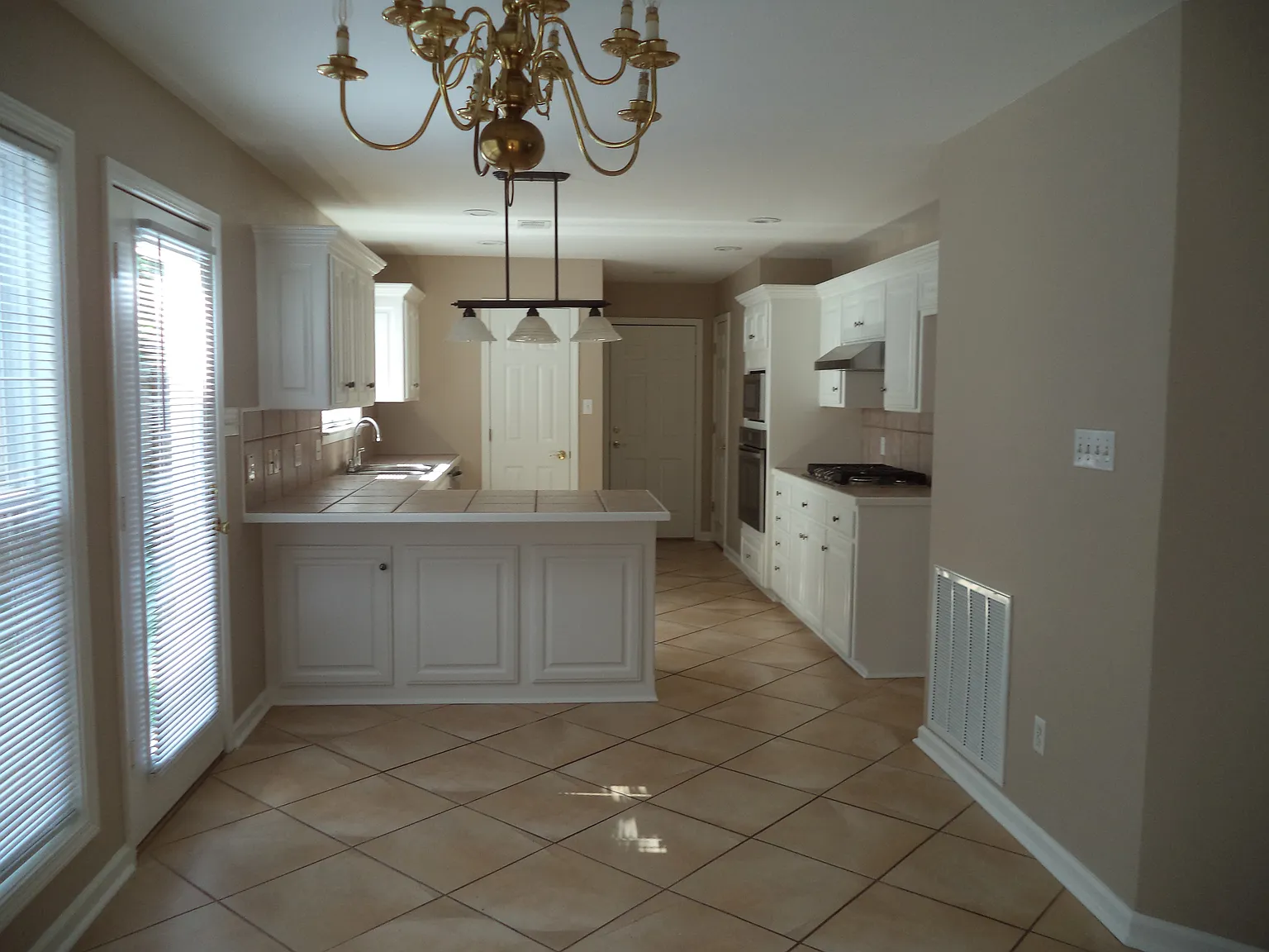 4 bed, 2.5 bath, 2398 sqft, $2,600 — Photo 4
