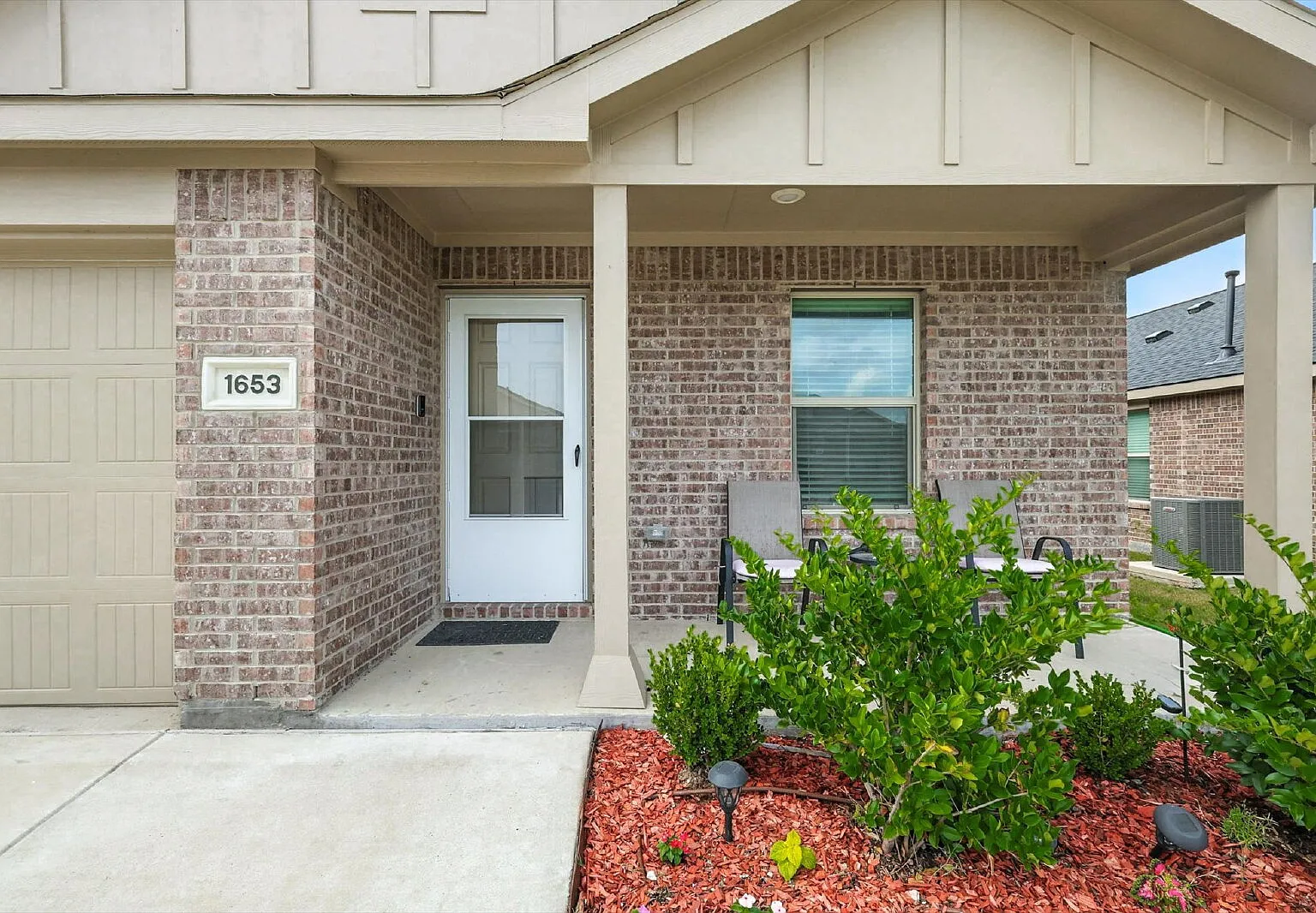 3 bed, 2.0 bath, 1325 sqft, $2,200 — Photo 4