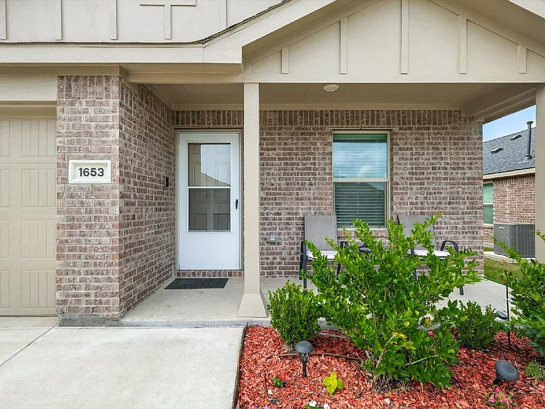 1653 Bluffview Dr — Photo 4