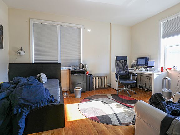 4th image of 61 Thatcher St #22