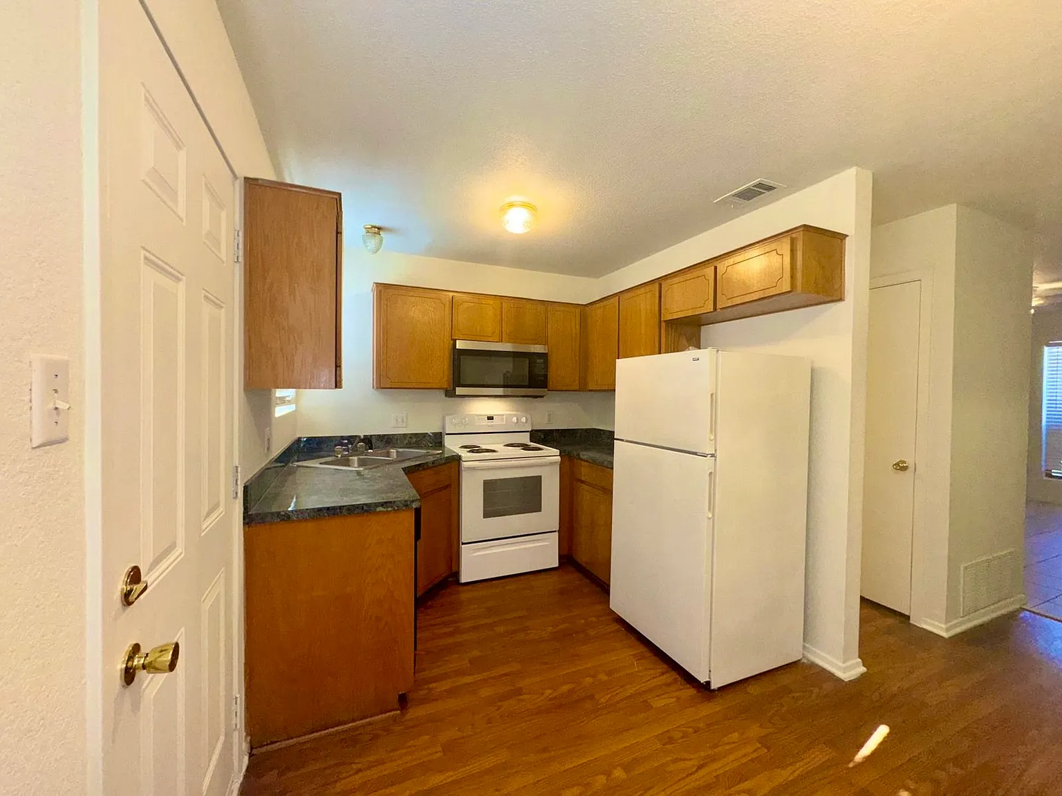 2 bed, 1.5 bath, 850 sqft, $1,650 — Photo 2