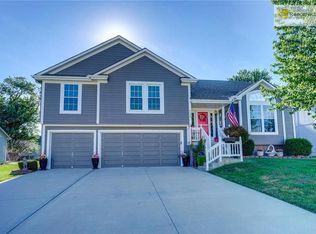 4399 SW Creekview Dr, Lees Summit, MO 64082