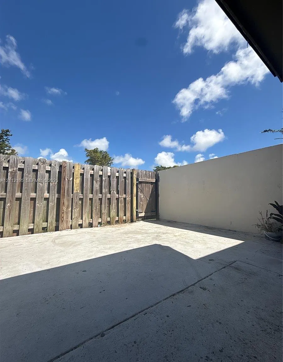 Devon-Aire Villas Sec 10 — Photo 2