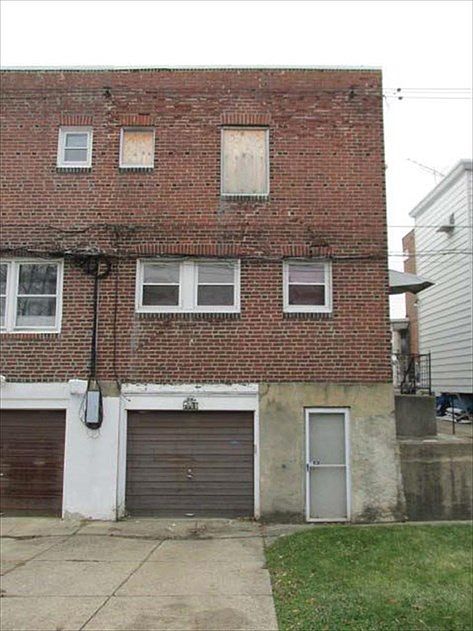 2nd image of 1069 Pratt St