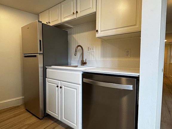 Kitchen (Fridge, dishwasher)