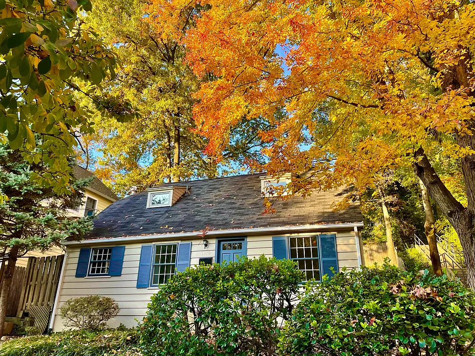 Glen Angus House is one of the original salt box cottages of Clarendon. Built with lathe and plaster walls, Glen Angus has beautiful large windows, vintage hardwood floors, a sunny deck and loads of charm.