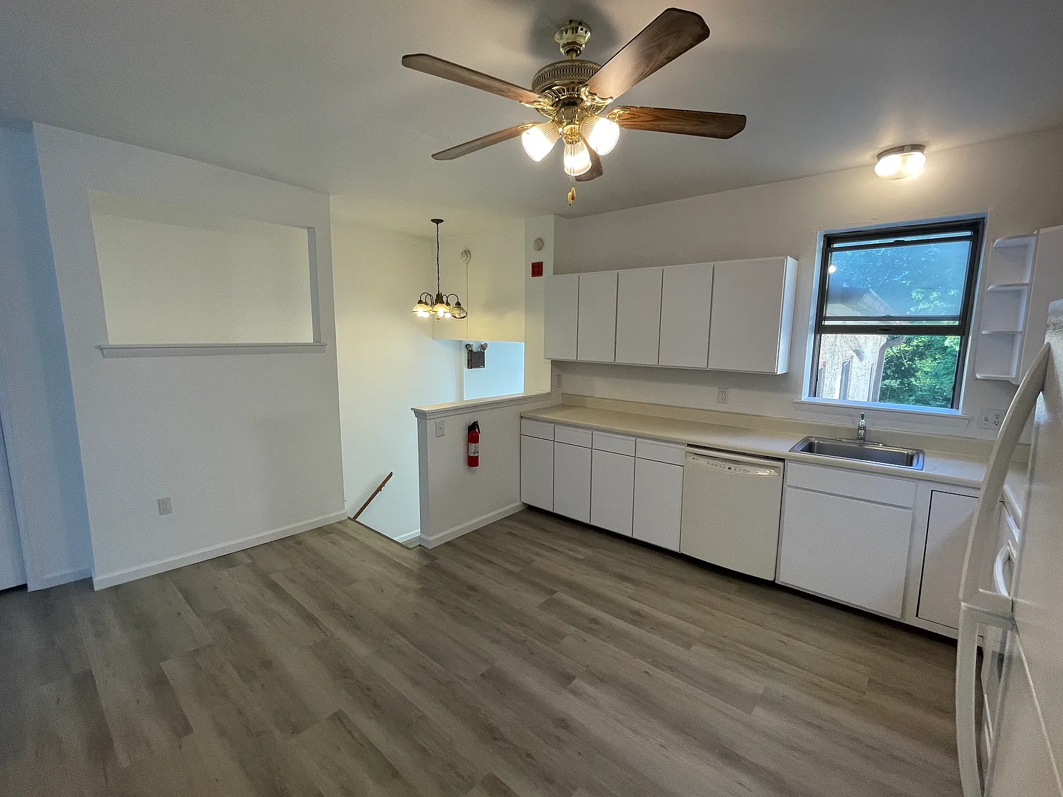 671 Ferry St — Photo 4