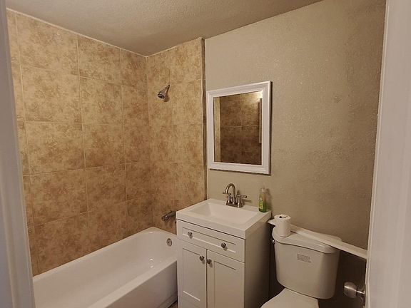 4th image of 450 Eleanor Ave