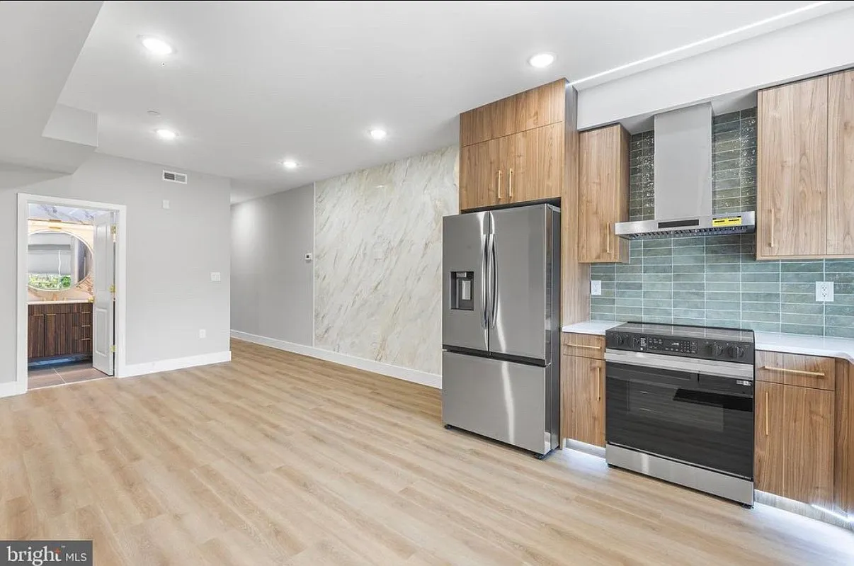 2 bed, 950 sqft, $1,900 — Photo 2