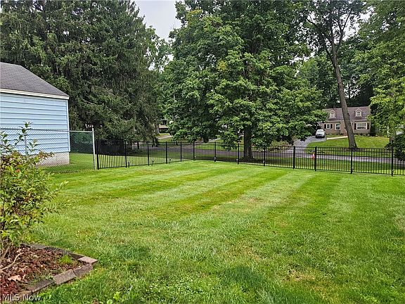 4th image of 2402 Edgewater Dr
