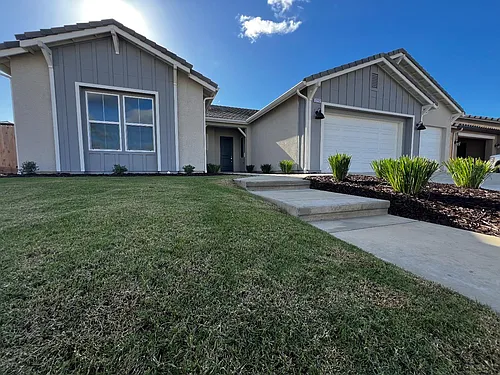 2112 Daffodil St Photo 1