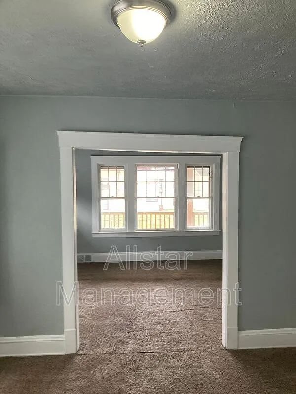 2 bed, 1.0 bath, 1000 sqft, $1,100 — Photo 2