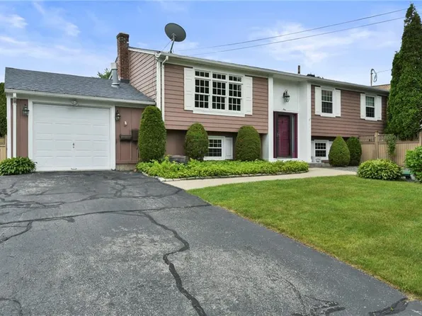 1 Woodcrest Dr, Johnston, RI 02919