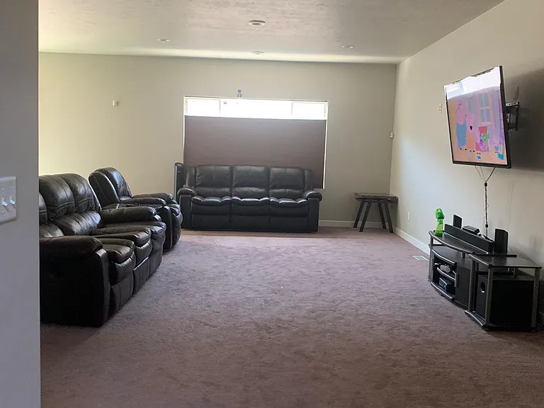593 W Life Dr — Photo 3