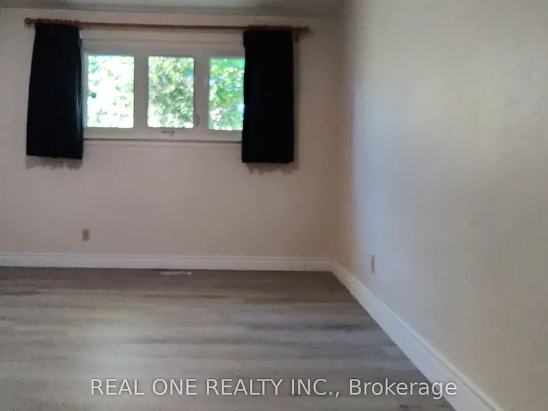 9 Lisburn Cres #UPPER — Photo 2