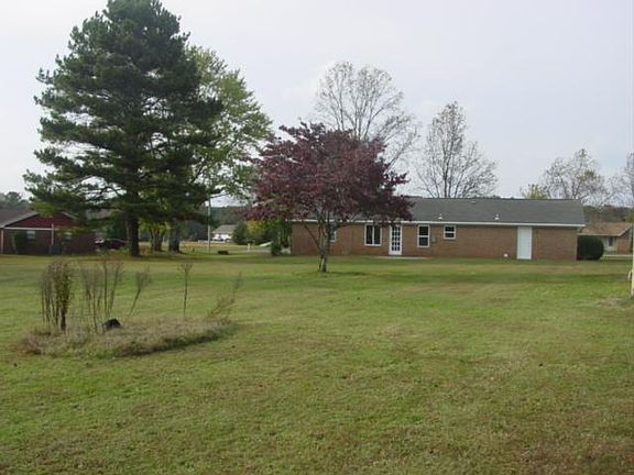 3rd image of 102 Woodlawn Cir