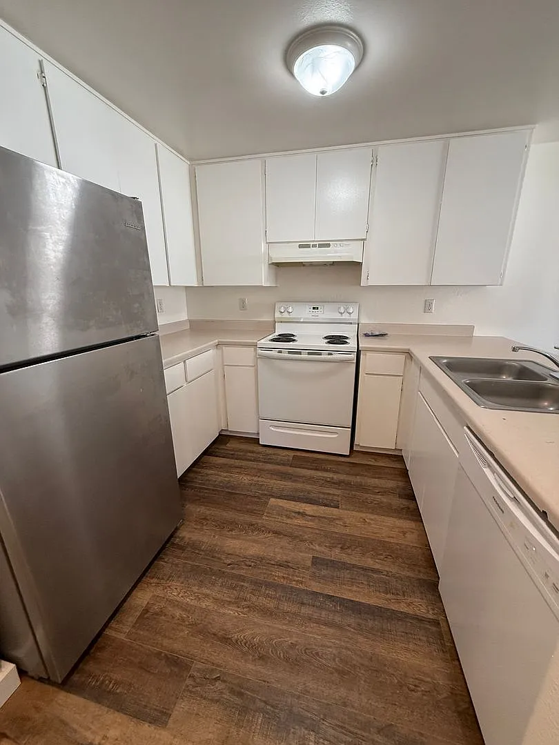 754 N Riverside Ave — Photo 4