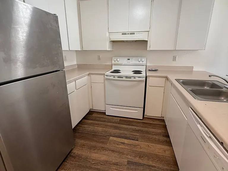 754 N Riverside Ave — Photo 4
