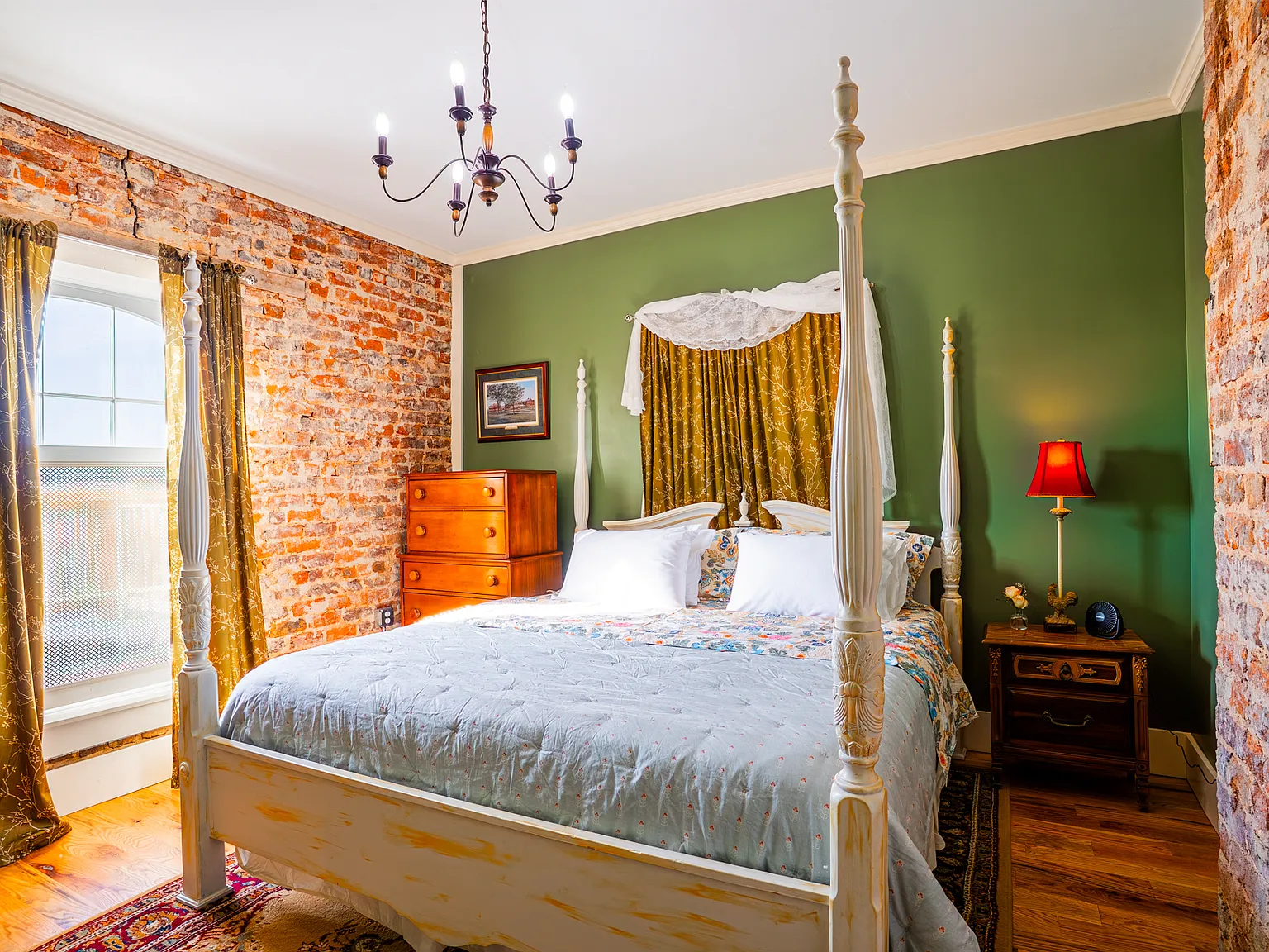 5 bed, $2,100 — Photo 1