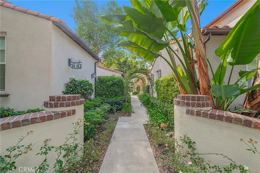 3 bed, 2.5 bath, 1330 sqft, $4,500 — Photo 2