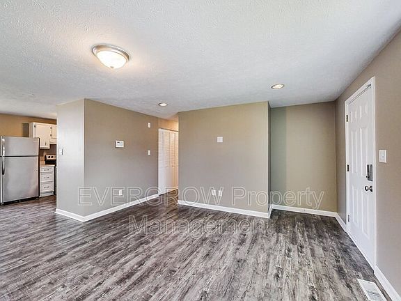 4th image of 919 Waring Dr W