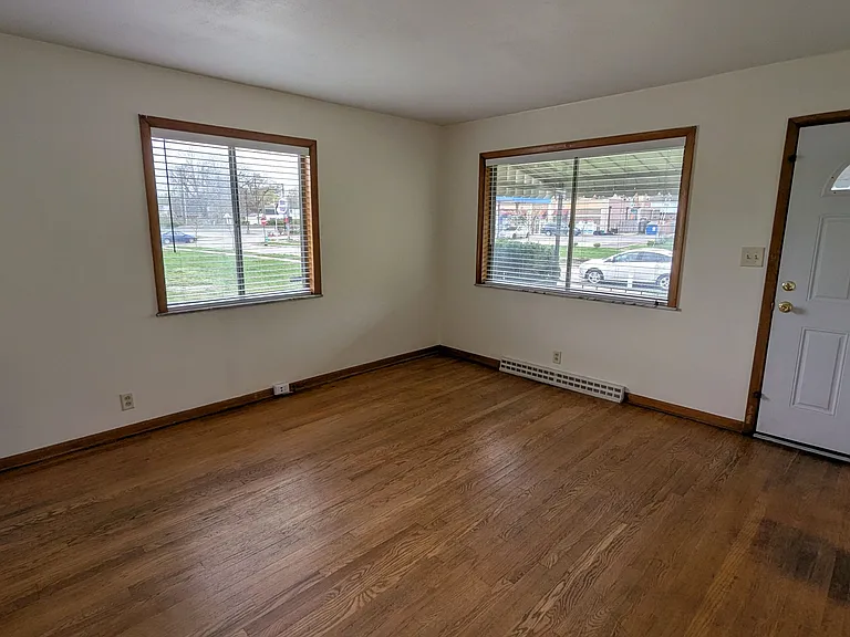 946 N Hamilton Ave — Photo 2