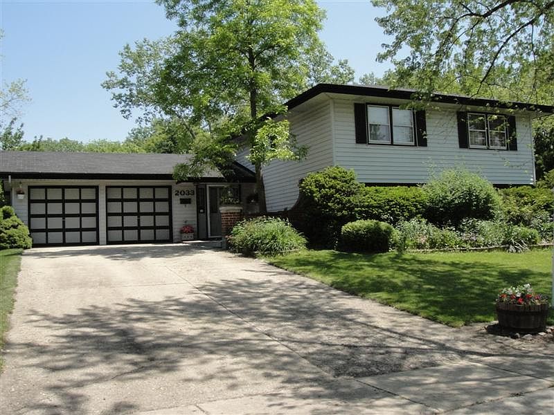 2nd image of 2033 E Parkview Cir