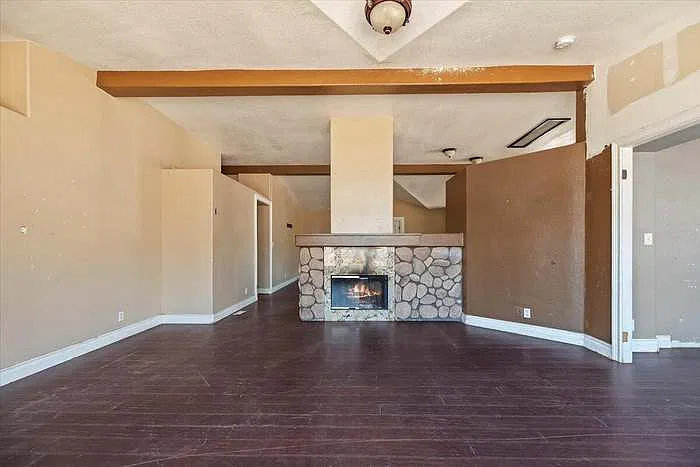 4 bed, 2569 sqft, $2,700 — Photo 2