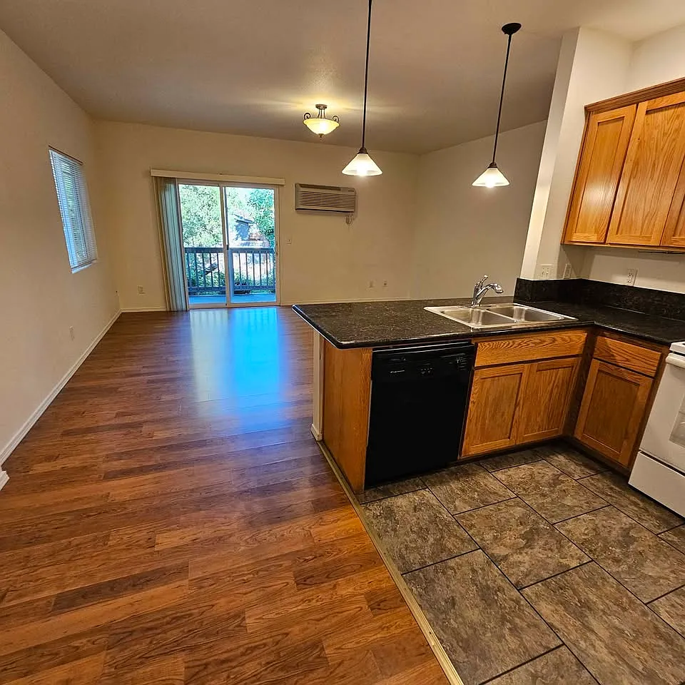 3 bed, 2.5 bath, 1350 sqft, $1,575 — Photo 2