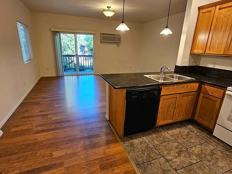 1843 SW Hungry Hill Dr — Photo 2