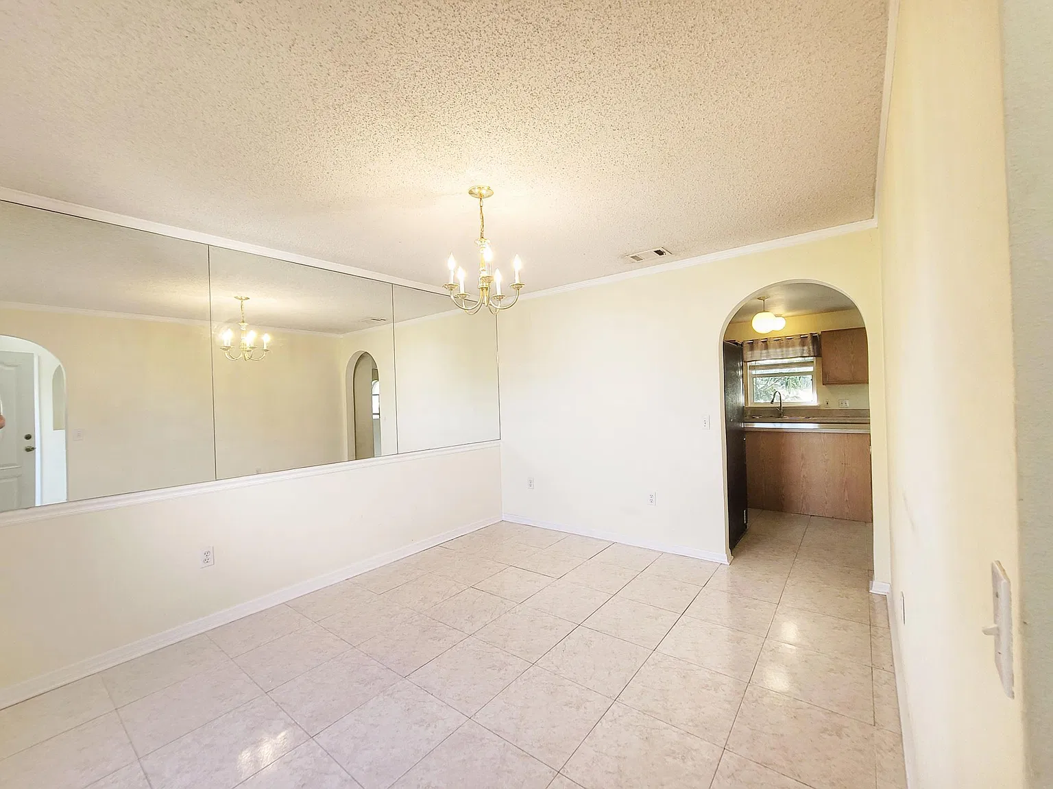4 bed, 2.5 bath, 2200 sqft, $2,395 — Photo 3