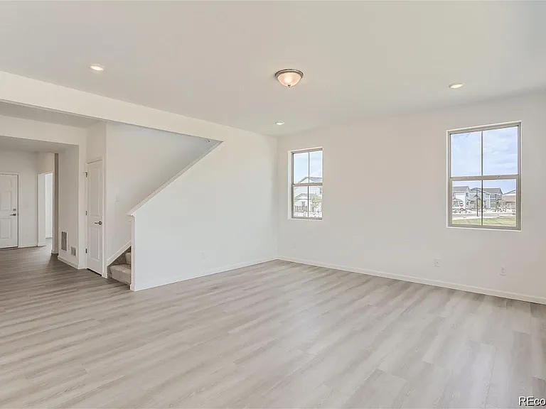 170 S Vandriver Way — Photo 2
