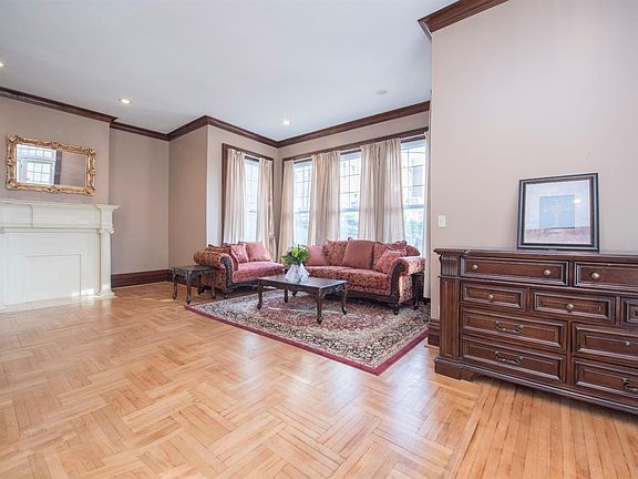 4th image of 301 N Maysville St