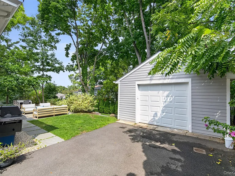 15 Bayview Ave — Photo 24