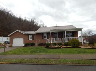 132 E Pollock St, Paden City, WV 26159