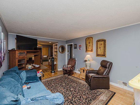5th image of 305 Lawrence St