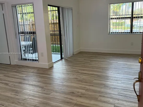 10895 NW 7th St APT 12-28, Miami, FL 33172