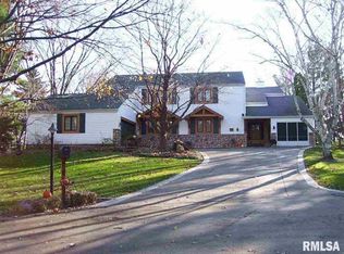 17 Oak Park Dr, Bettendorf, IA 52722