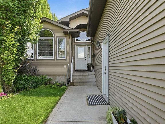 3rd image of 926 NW Ramage Cres