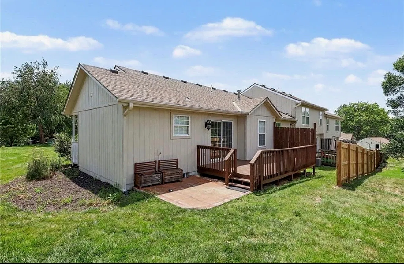 3 bed, 1188 sqft, $2,100 — Photo 3