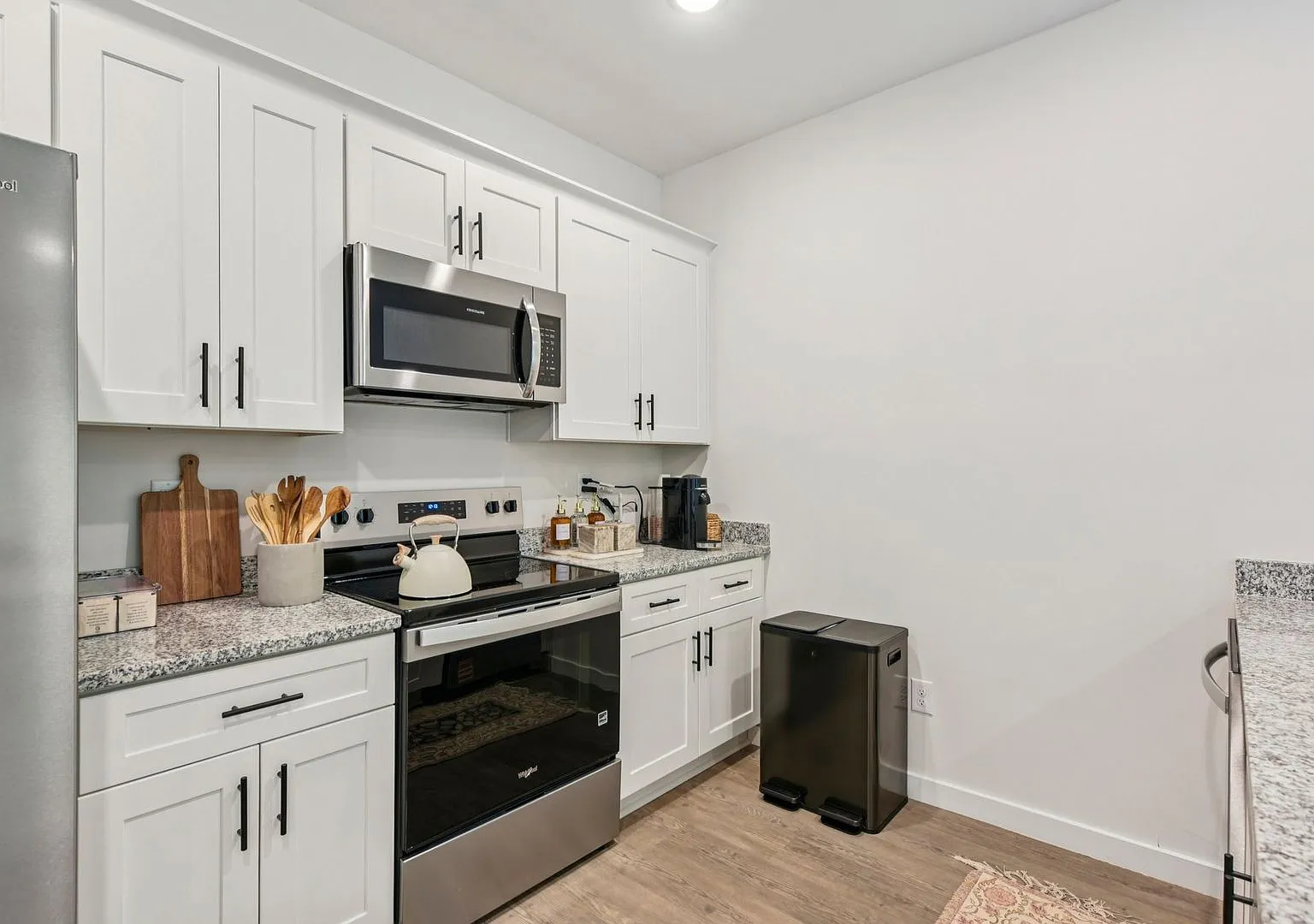 Brand-New Luxury Townhomes | Move-In Ready! Fenced In yard + Pet Friendly ! — Photo 4